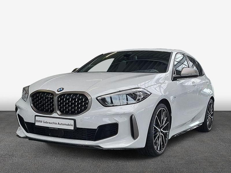 Weiß Gebraucht 2022 BMW M135 Comfort Edition Kleinwagen | 35.370 € (Fairer Preis) - Bild 1/4