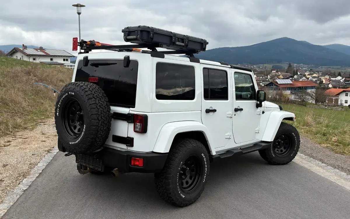 Gebraucht Jeep Wrangler Unlimited Sahara 284 PS (208 kW) 2016 Weiß SUV