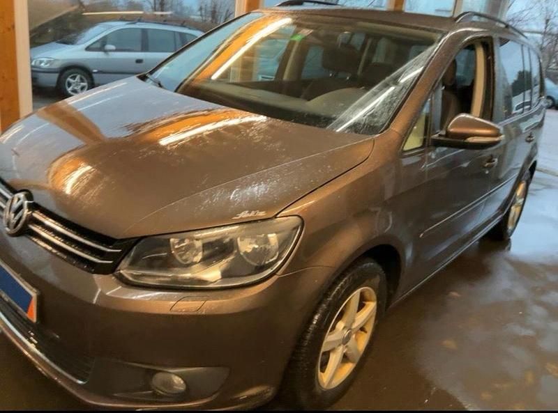 Gebraucht VW Touran 105 PS (77 kW) 2012 Braun Van / Kleinbus