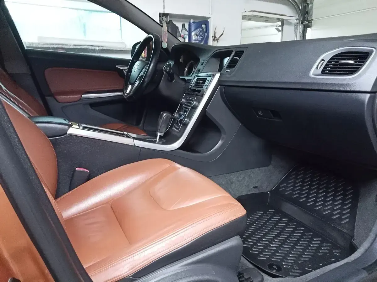 Gebraucht Volvo S60 Kinetic 305 PS (224 kW) 2010 Orange Limousine