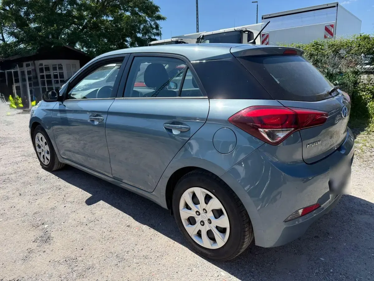 Gebraucht Hyundai i20 75 PS (55 kW) 2016 Blau Limousine