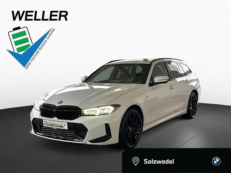 Alpinweiss iii (weiß) Gebraucht 2025 BMW 330e Comfort Edition Kombi | 49.699 € (Teuer) - Bild 1/4