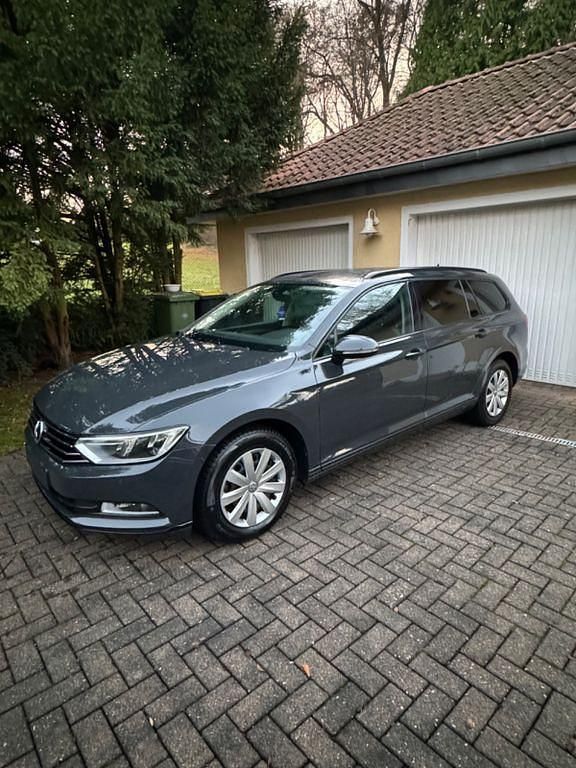 Grau Gebraucht 2017 VW Passat Kombi | 14.999 € (Fairer Preis) - Bild 1/4