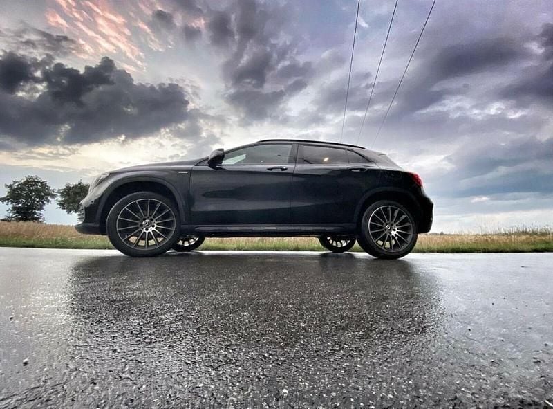 Schwarz Gebraucht 2018 Mercedes GLA180 Edition SUV | 19.999 € (Fairer Preis) - Bild 1/4