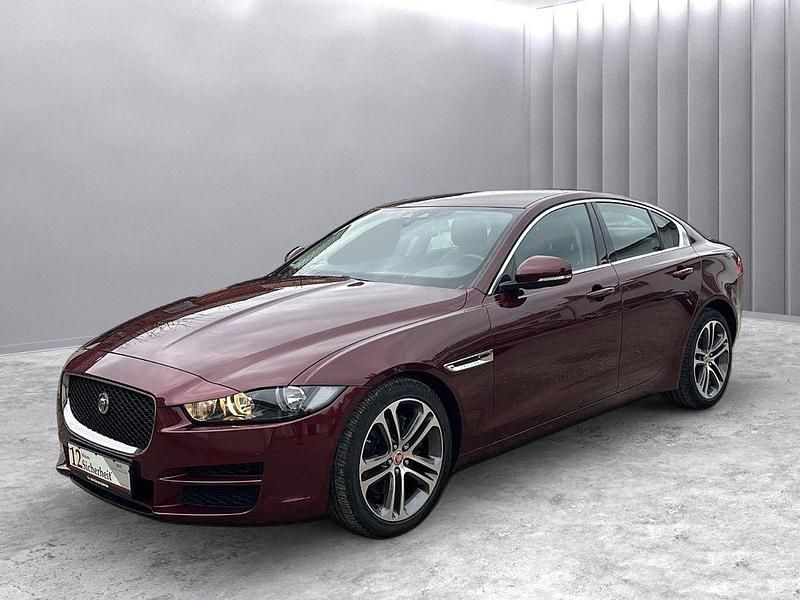Gebraucht Jaguar XE Prestige 179 PS (131 kW) 2017 Rot Limousine