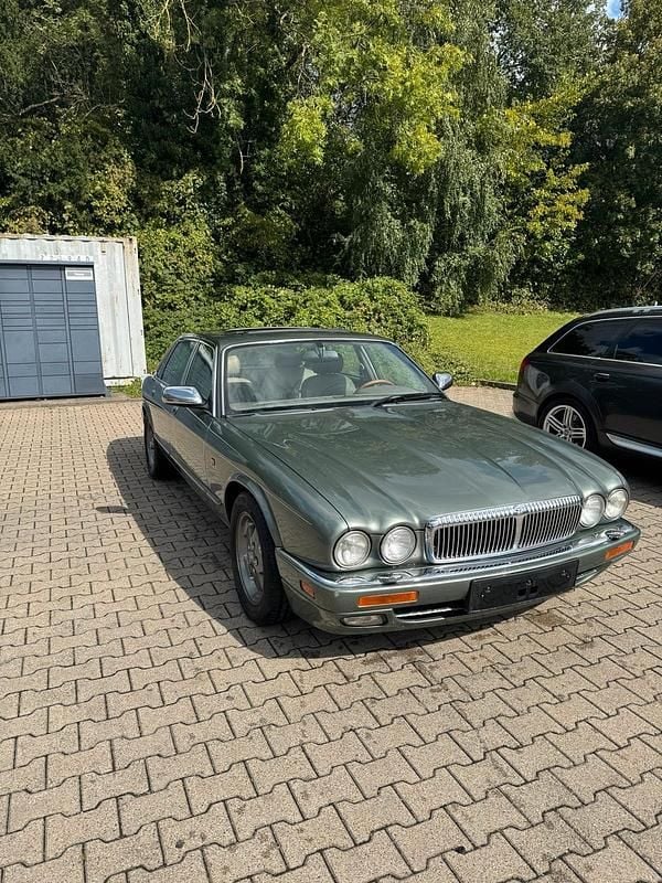 Grün Gebraucht 1995 Jaguar X300 Limousine | 7.499 € - Bild 1/4