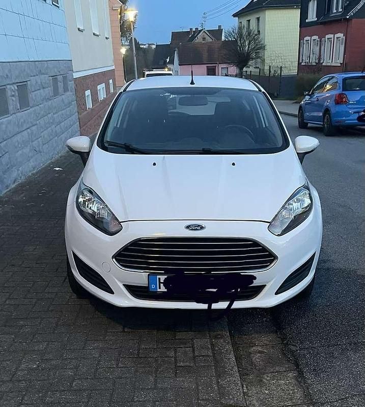 Gebraucht Ford Fiesta Trend 101 PS (74 kW) 2013 Weiß Kleinwagen