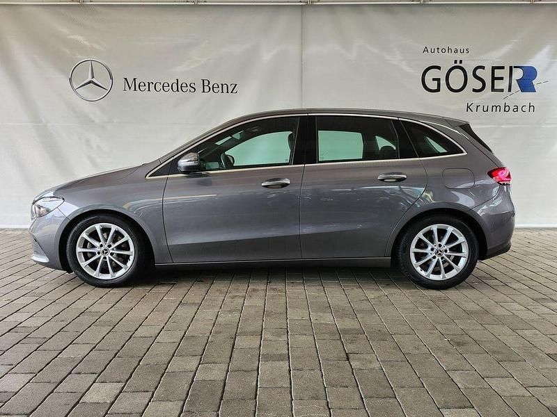 Grau Gebraucht 2021 Mercedes B200 Van / Kleinbus | 27.490 € (Fairer Preis) - Bild 1/4