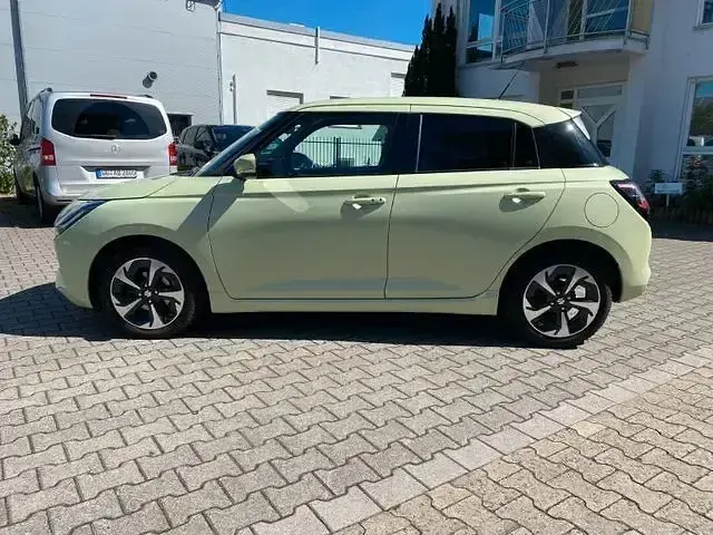 Gebraucht Suzuki Swift Comfort+ 82 PS (60 kW) 2025 Flame orange pearl Kleinwagen