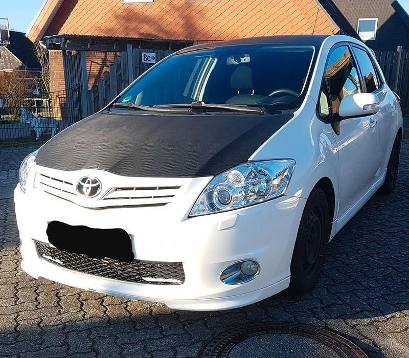 Weiß Gebraucht 2011 Toyota Auris Executive Limousine | 6.500 € (Teuer) - Bild 1/4