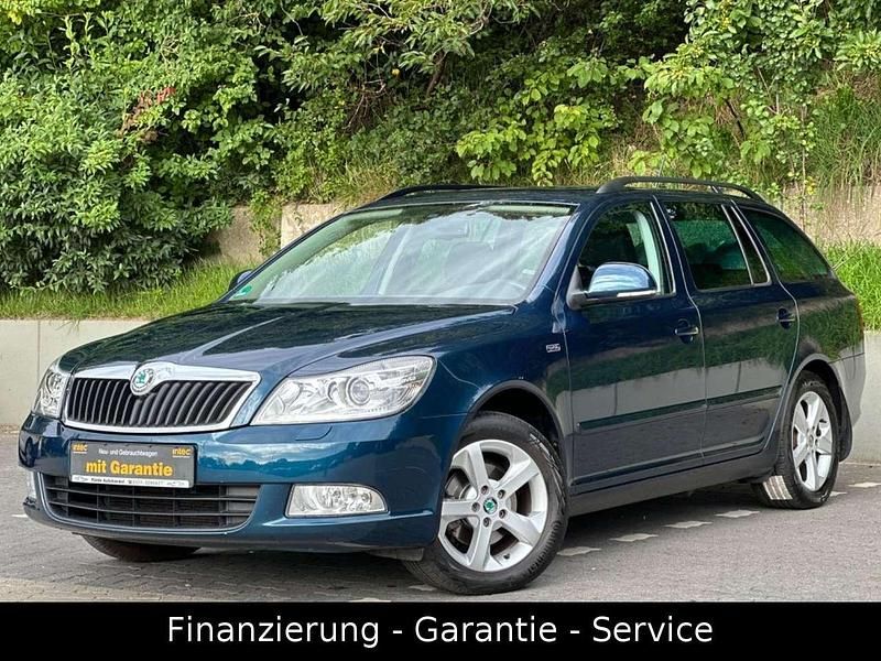 Blau Gebraucht 2012 Skoda Octavia Family Kombi | 8.390 € (Fairer Preis) - Bild 1/4