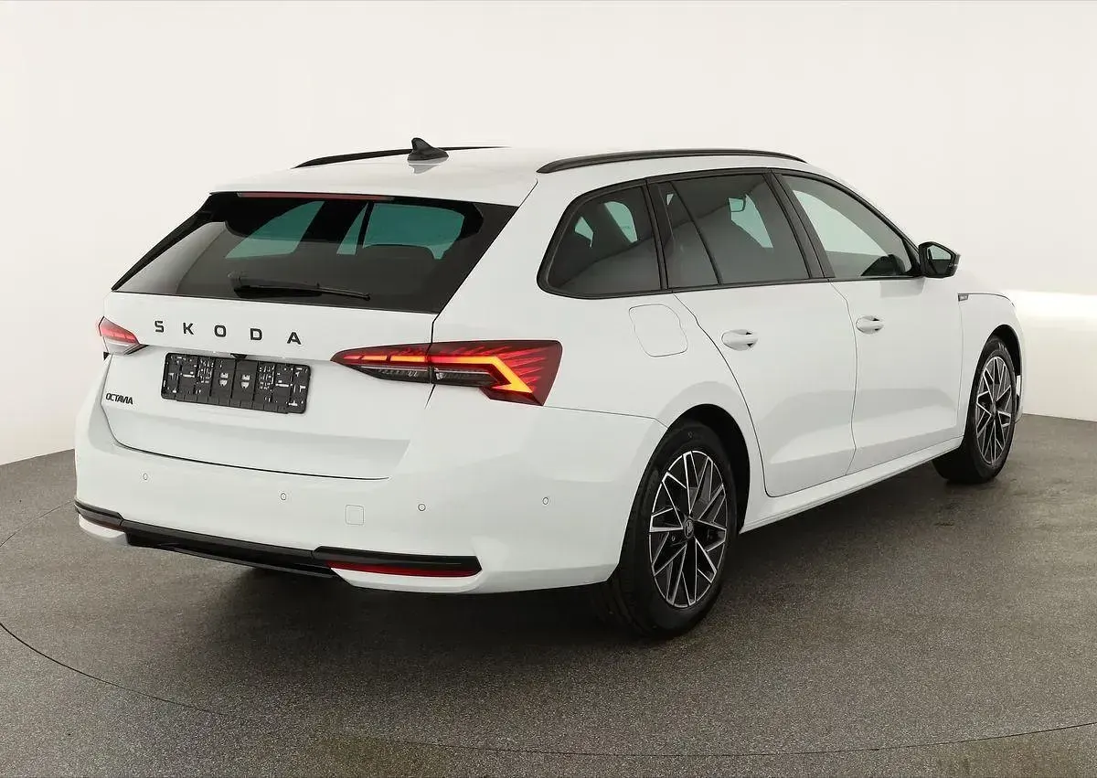 Neu Skoda Octavia SportLine 150 PS (110 kW) 2026 Moonweiß perleffekt Kombi