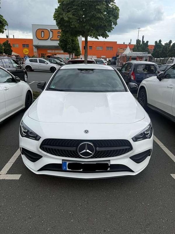 Weiß Gebraucht 2022 Mercedes CLA200 Edition Limousine | 33.900 € (Fairer Preis) - Bild 1/4