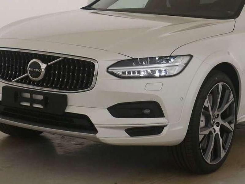 Gebraucht Volvo V90 CC Ultimate 197 PS (144 kW) 2023 Crystal white / metallic Kombi