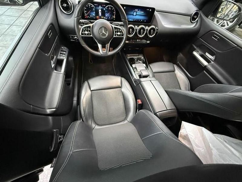 Gebraucht Mercedes 180 116 PS (85 kW) 2019 Kosmosschwarz  metallicla (metallic) Limousine