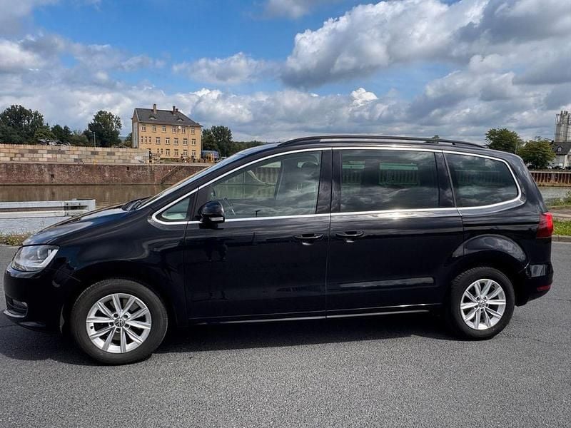 Schwarz Gebraucht 2016 VW Sharan Trendline Van / Kleinbus | 9.500 € (Fairer Preis) - Bild 1/4