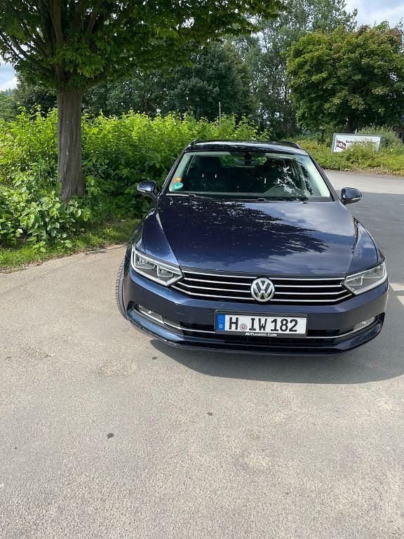 Blau Gebraucht 2015 VW Passat Kombi | 14.000 € - Bild 1/4