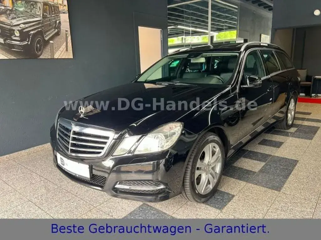 Gebraucht Mercedes E300 Avantgarde 252 PS (185 kW) 2012 Obsidianschwarz (metallic) Kombi