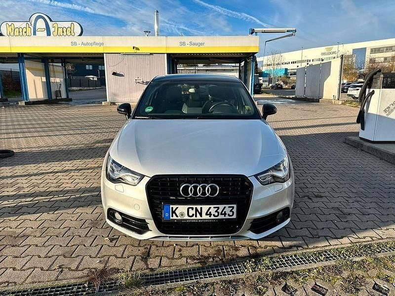 Silber Gebraucht 2013 Audi A1 Sportback Ambition Kleinwagen | 9.995 € (Superpreis) - Bild 1/4