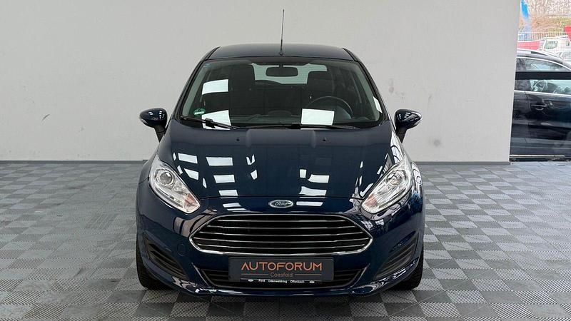 Gebraucht Ford Fiesta Trend 101 PS (74 kW) 2015 Blau Kleinwagen