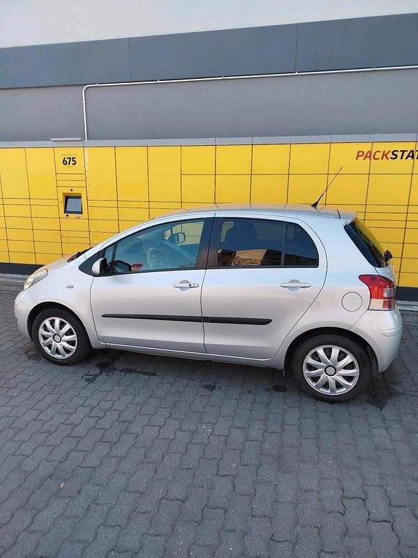Grau Gebraucht 2011 Toyota Yaris Kleinwagen | 6.400 € - Bild 1/4