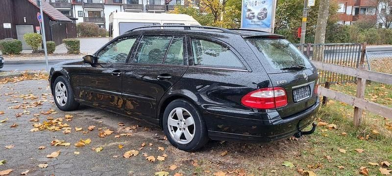 Schwarz Gebraucht 2004 Mercedes E220 Classic Limousine | 1.550 € (Superpreis) - Bild 1/4