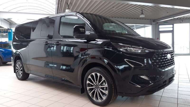 Schwarz Gebraucht 2024 Ford Tourneo Custom Van | 55.490 € (Teuer) - Bild 1/4