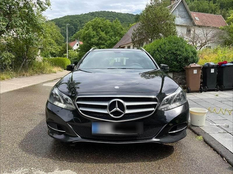 Schwarz Gebraucht 2015 Mercedes E220 Avantgarde Kombi | 12.800 € (Fairer Preis) - Bild 1/4