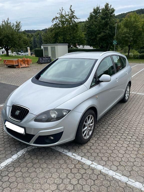 Grau Gebraucht 2011 Seat Altea XL Van / Kleinbus | 2.900 € (Guter Preis) - Bild 1/4