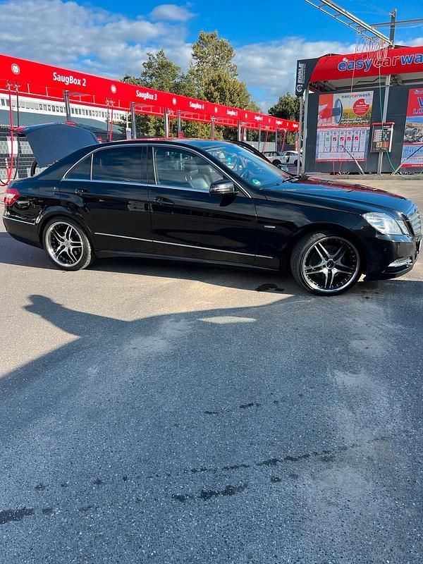 Schwarz Gebraucht 2010 Mercedes E350 Avantgarde Limousine | 13.500 € (Teuer) - Bild 1/4
