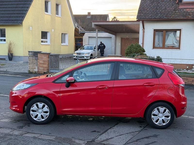 Gebraucht Ford Fiesta Trend 60 PS (44 kW) 2010 Rot Limousine