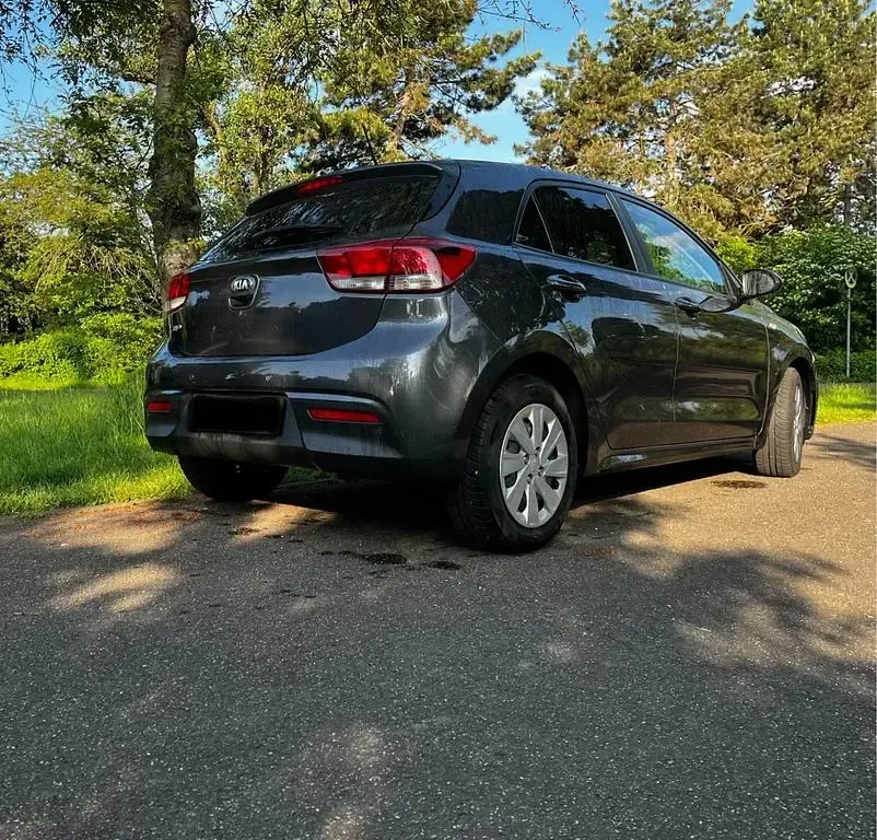 Używany Kia Rio Edition 7 84 KM (61 kW) 2017 Szary Sedan/Limuzyna