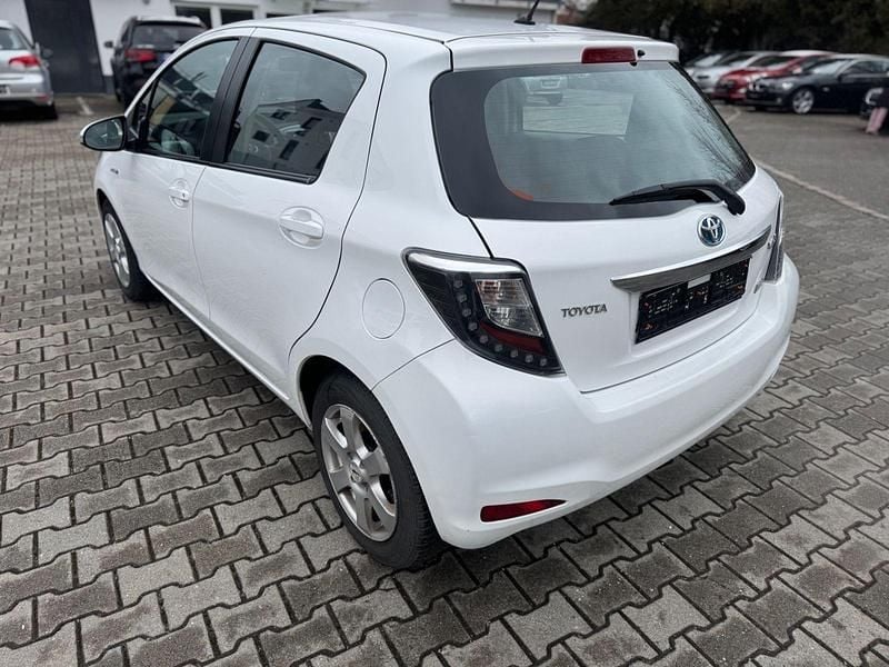 Gebraucht Toyota Yaris Hybrid Life 75 PS (55 kW) 2014 Weiß Kleinwagen