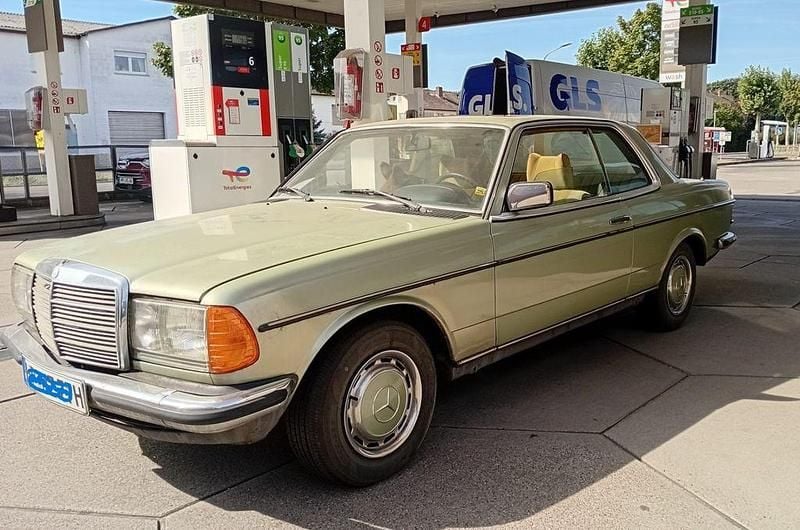 Grün Gebraucht 1977 Mercedes 230 Coupé | 5.400 € - Bild 1/4