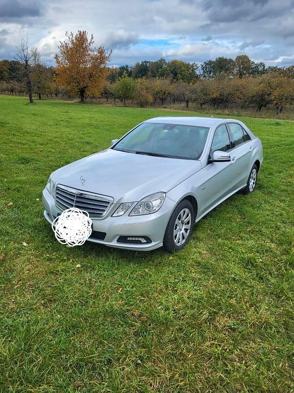 Gebraucht Mercedes E200 Avantgarde 184 PS (135 kW) 2010 Silber Limousine