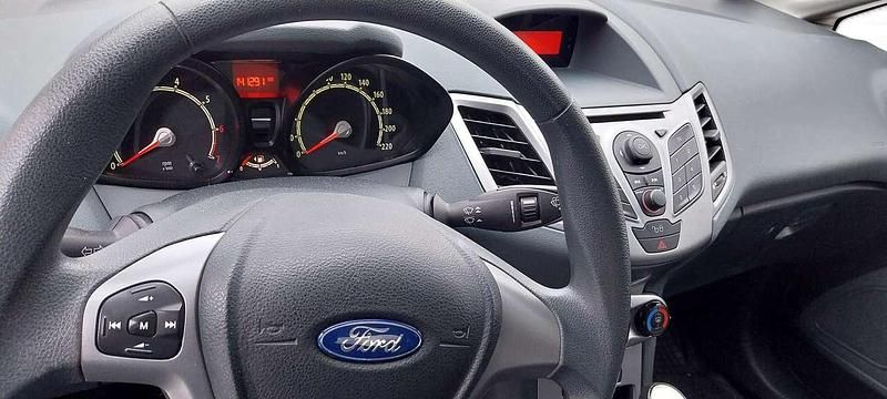 Gebraucht Ford Fiesta Trend 82 PS (60 kW) 2010 Blau Kleinwagen