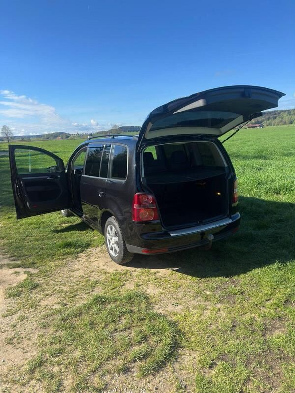 Schwarz Gebraucht 2010 VW Touran Trendline Van / Kleinbus | 7.200 € (Etwas zu teuer) - Bild 1/4