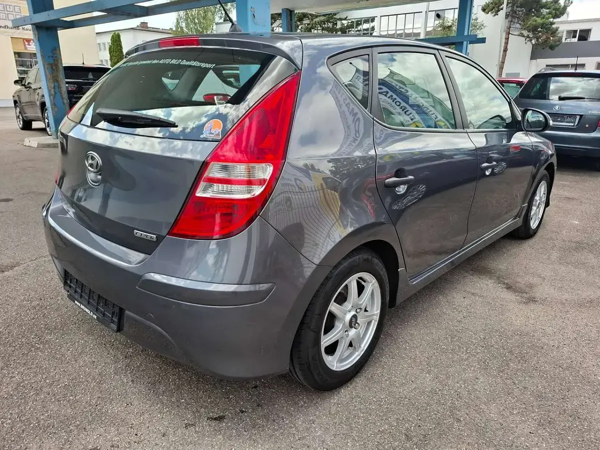 Gebraucht Hyundai i30 Edition 90 PS (66 kW) 2011 Steel gray Kleinwagen