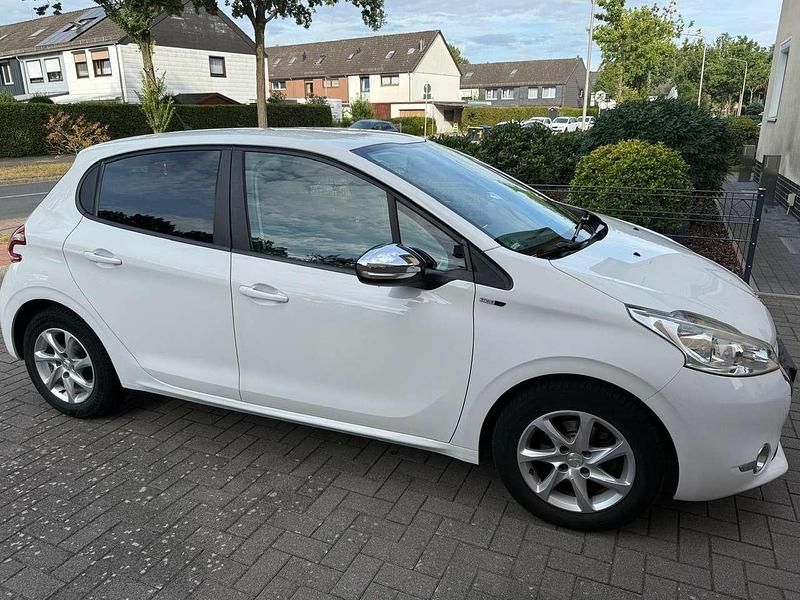 Weiß Gebraucht 2015 Peugeot 208 Style Kleinwagen | 5.800 € (Guter Preis) - Bild 1/4