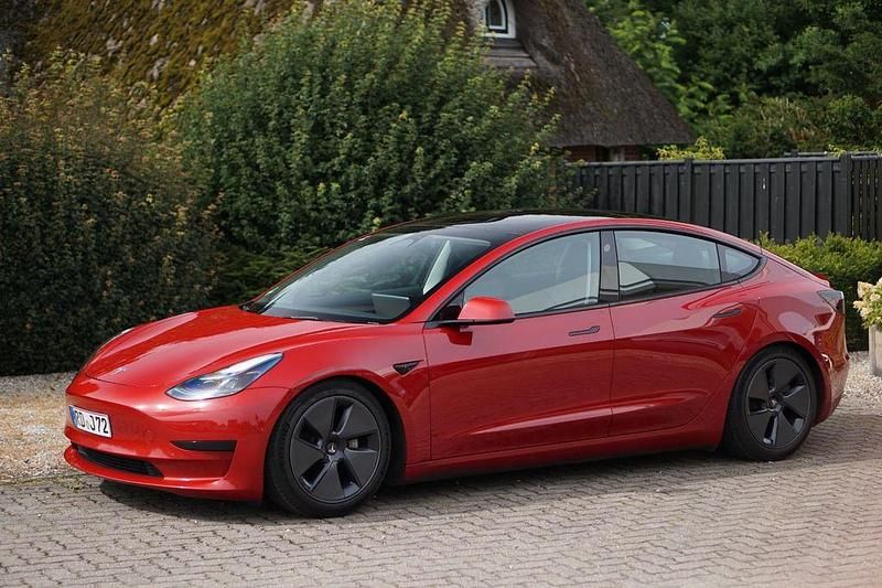 Rot Gebraucht 2023 Tesla Model 3 Limousine | 27.100 € (Fairer Preis) - Bild 1/4