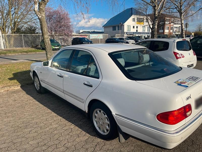 Gebraucht Mercedes E240 172 PS (126 kW) 1998 Limousine