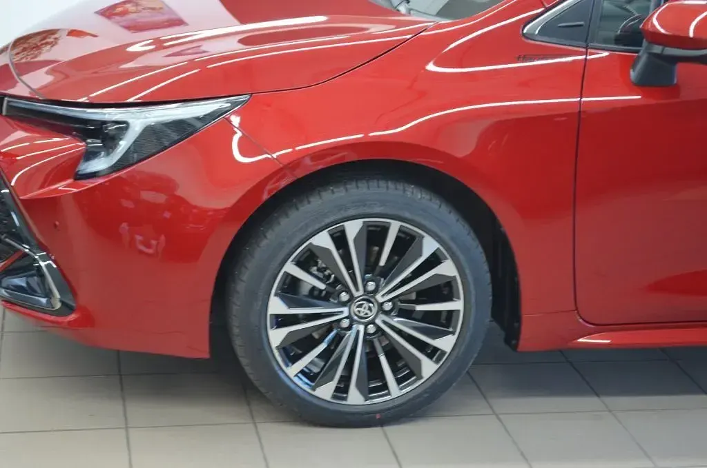 Neu Toyota Corolla 178 PS (130 kW) 2025 Karminarot metallic Kombi