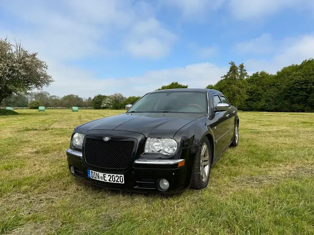Second-hand Chrysler 300C 340 CP (250 kW) 2004 Negru Berlinǎ