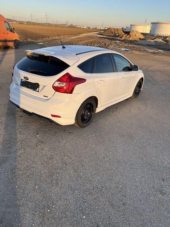 Gebraucht Ford Focus 125 PS (91 kW) 2013 Weiß Limousine
