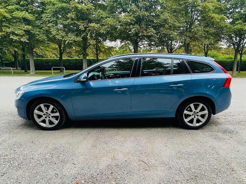 Blau Gebraucht 2016 Volvo V60 Kombi | 10.990 € (Fairer Preis) - Bild 1/4