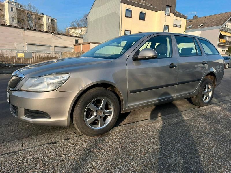 Gebraucht Skoda Octavia 105 PS (77 kW) 2011 Grau Kombi