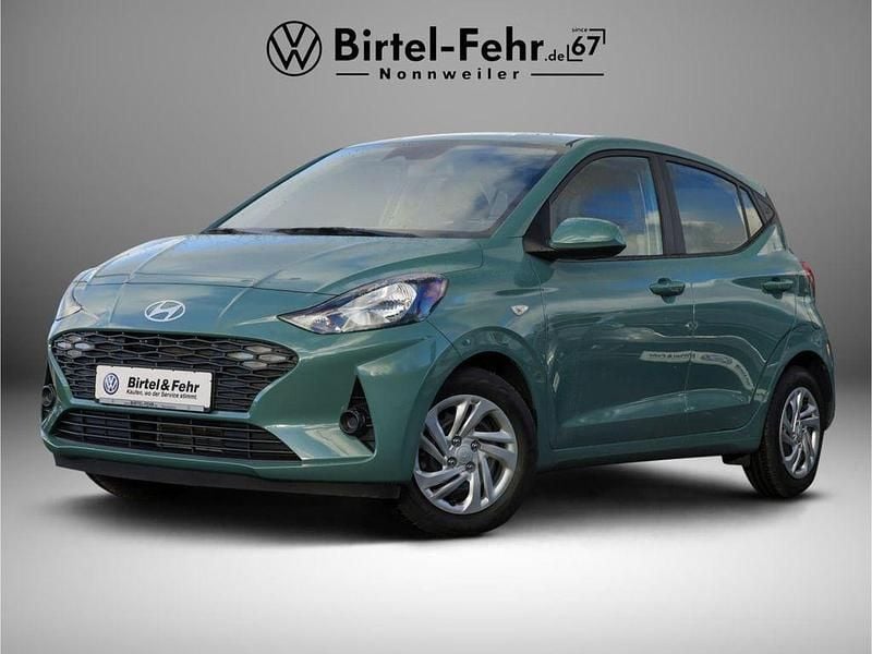 Mangrove green / mic Gebraucht 2025 Hyundai i10 Select Kleinwagen | 13.999 € (Guter Preis) - Bild 1/4