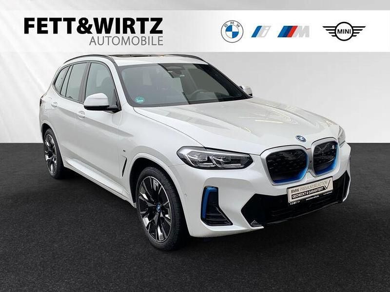 Mineralweiß metallic Gebraucht 2024 BMW iX3 Sport Line SUV | 52.888 € (Fairer Preis) - Bild 1/3