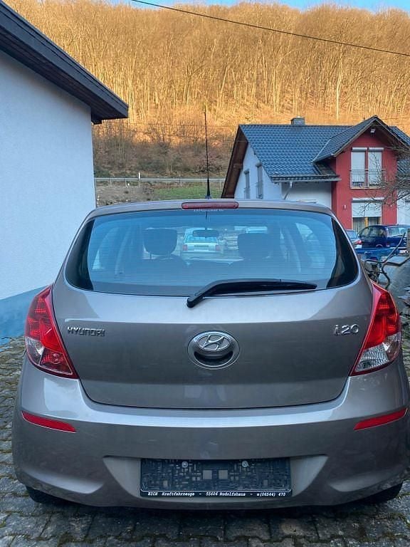 Gebraucht Hyundai i20 Classic 86 PS (63 kW) 2013 Braun Kleinwagen