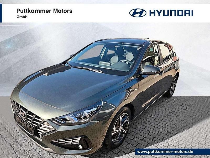 Gebraucht Hyundai i30 120 PS (88 kW) 2022 Amazon grey metallic Kleinwagen